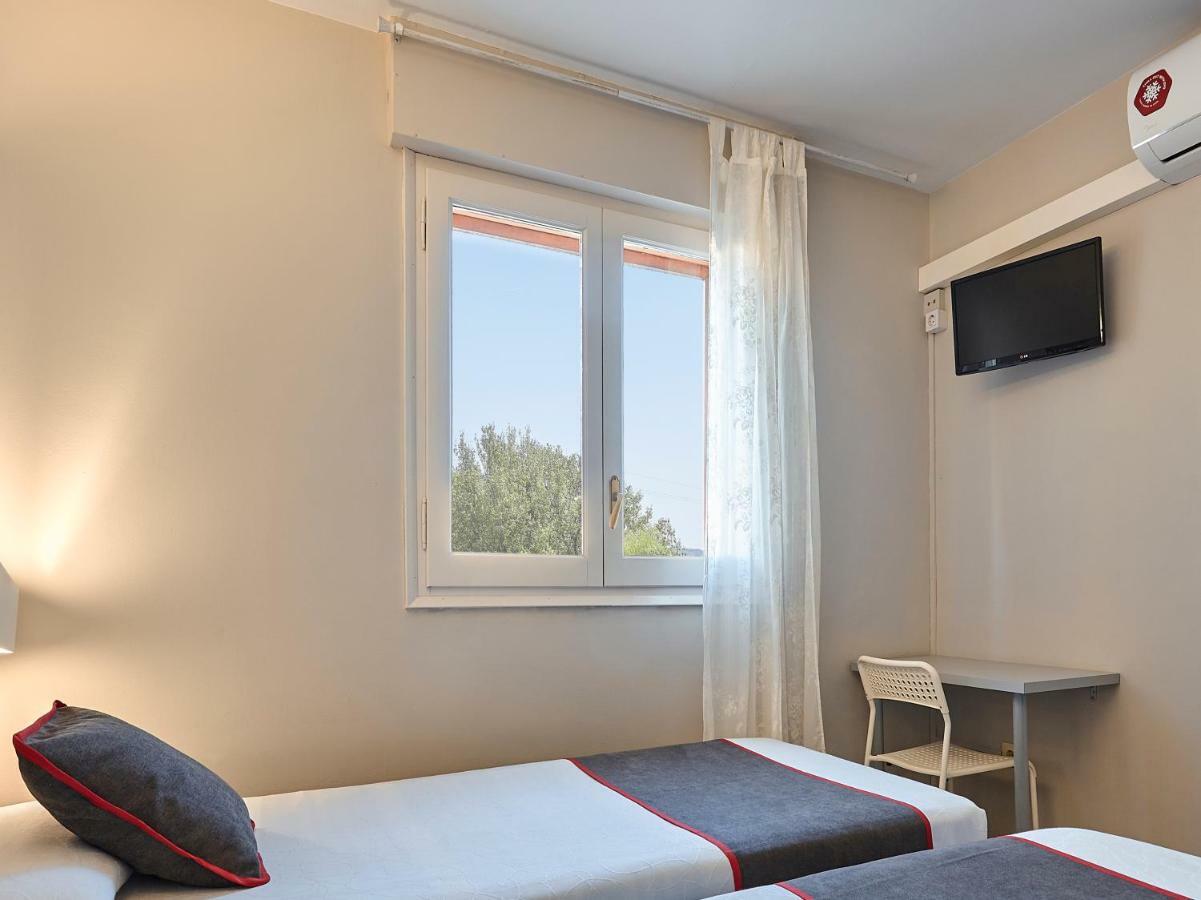 Hostal Mas Ferrer Cornellá de Terri Exterior foto